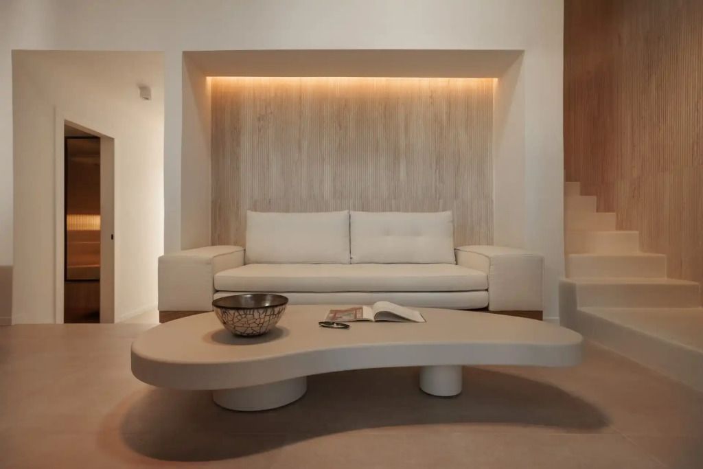 Elegantes Wohnzimmer mit stilvollem Sofa und modernem Couchtisch