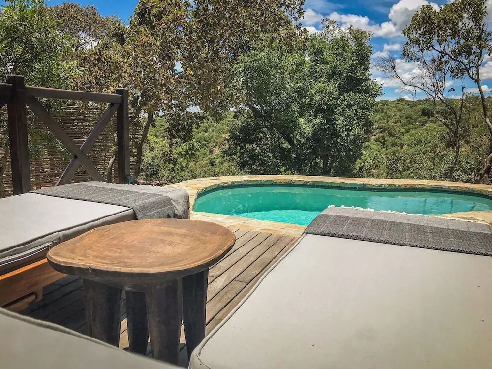 Private Terrasse mit Pool und Holzliegen in natürlicher Umgebung