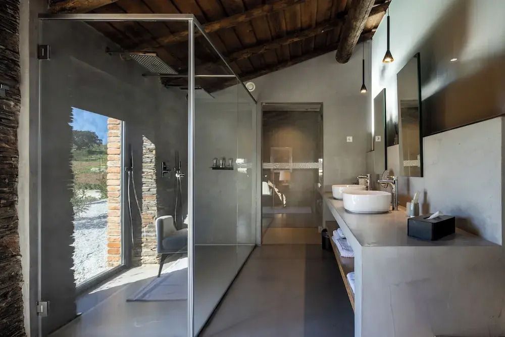 Luxuriöses Badezimmer mit natürlichem Licht in der Deluxe Suite