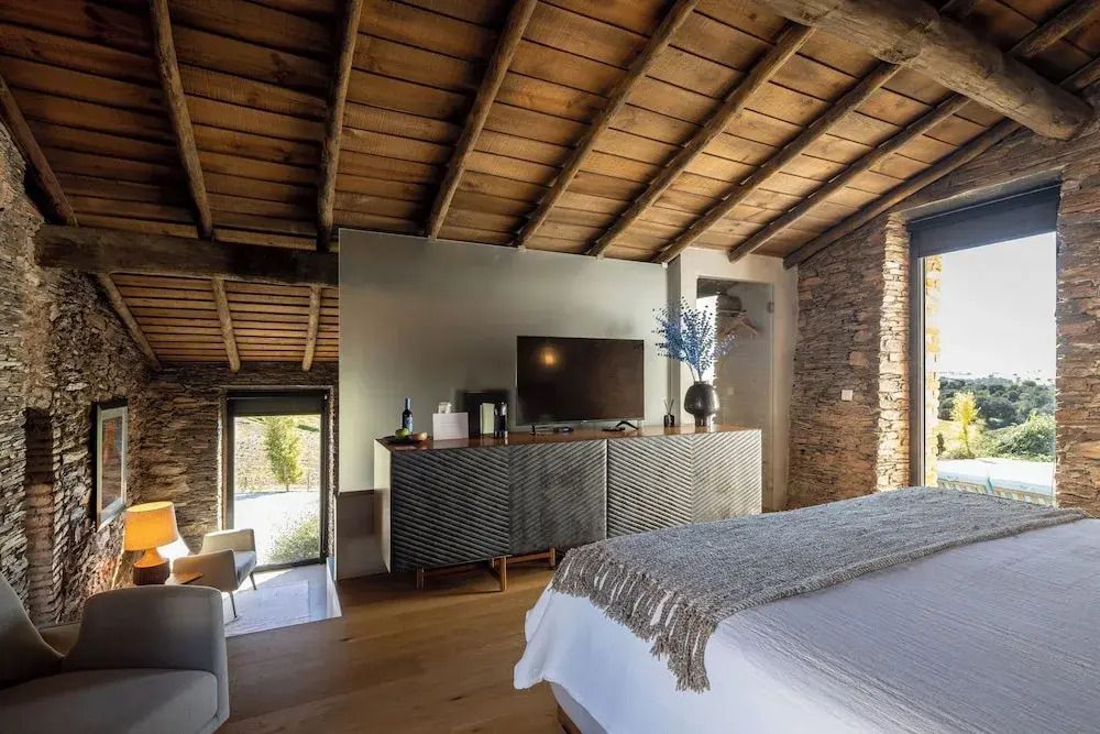 Gemütliches Schlafzimmer mit stilvoller Einrichtung in der Deluxe Suite