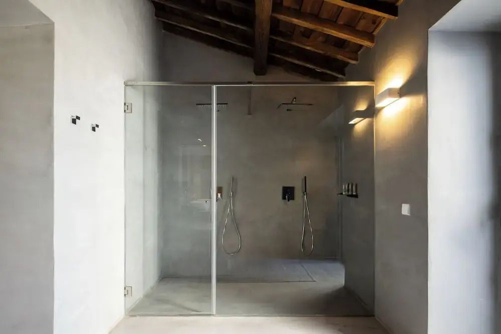 Moderne Duschkabine mit Glaswänden und Holzdecke