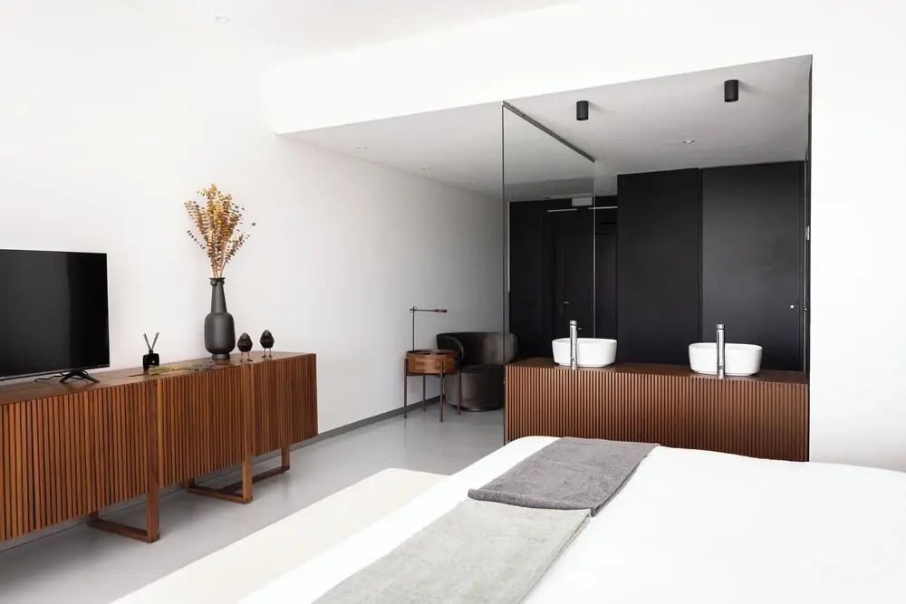 Helles Schlafzimmer-Design mit stilvoller Einrichtung und luxuriösen Details.