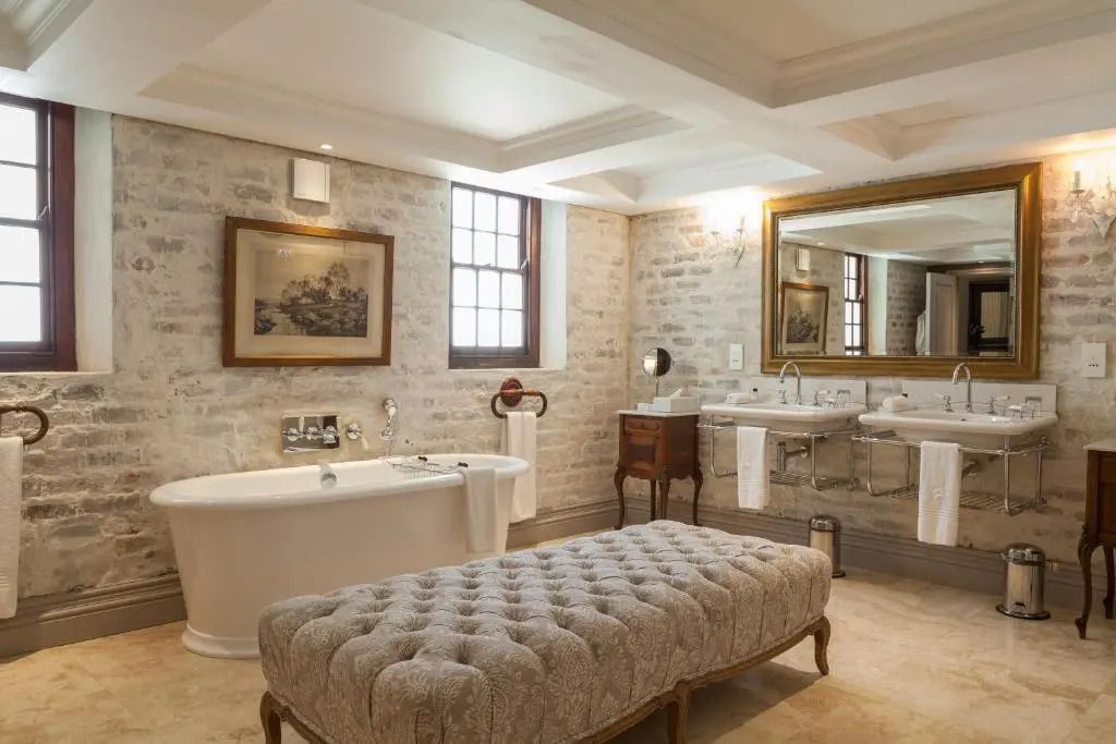 Geräumiges Badezimmer mit freistehender Badewanne und elegantem Spiegel.