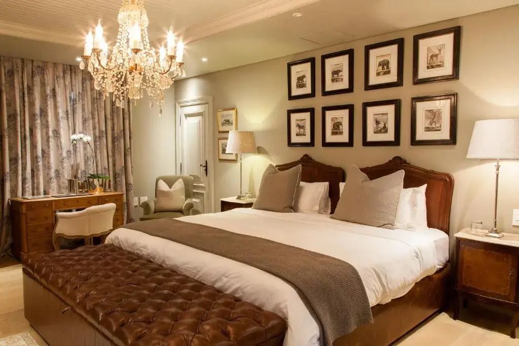 Klassisches Hotelzimmer mit Kronleuchter und gerahmten Bildern an der Wand