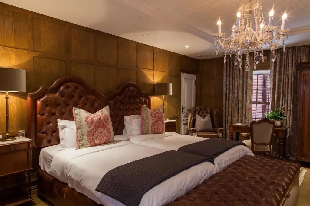 Doppelzimmer mit Plüschkissen und luxuriösem Kronleuchter