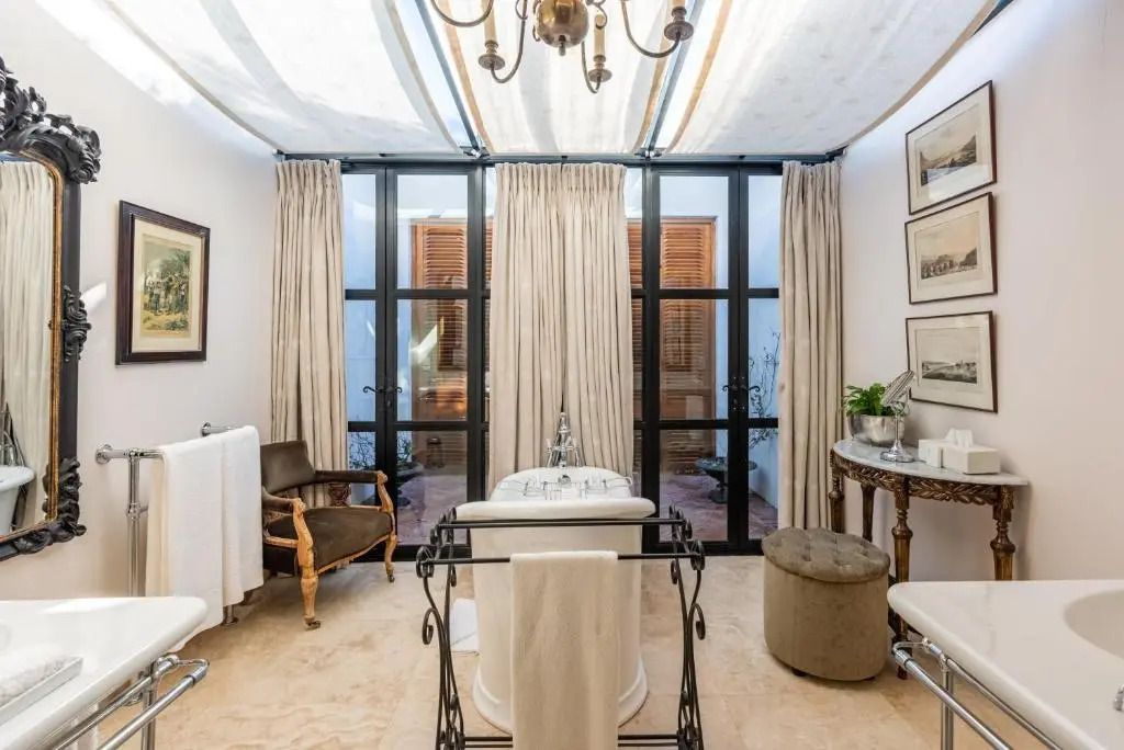 Luxuriöses Badezimmer mit freistehender Badewanne und eleganter Dekoration