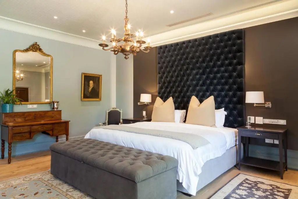 Geräumiges Luxuszimmer mit großem Bett und stilvoller Ausstattung