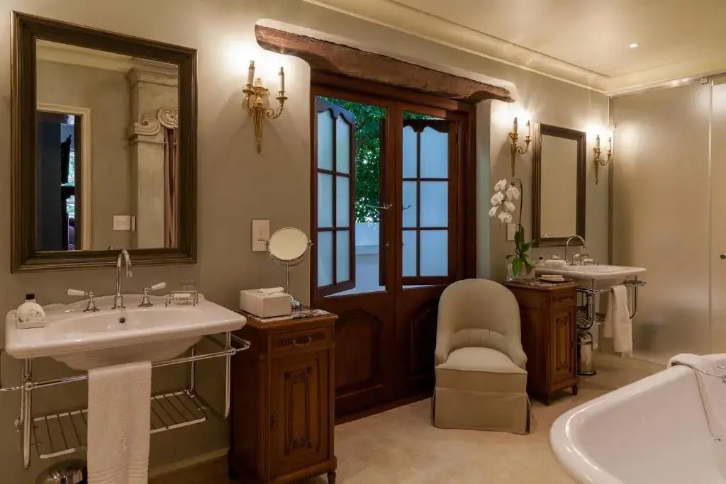 Stilvolles Badezimmer mit großer Fensterfront und eleganten Elementen