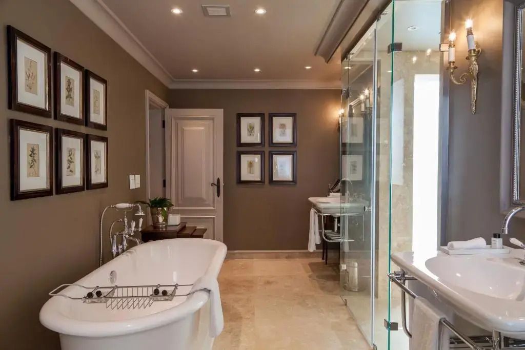 Modernes Badezimmer mit freistehender Badewanne und Glasdusche