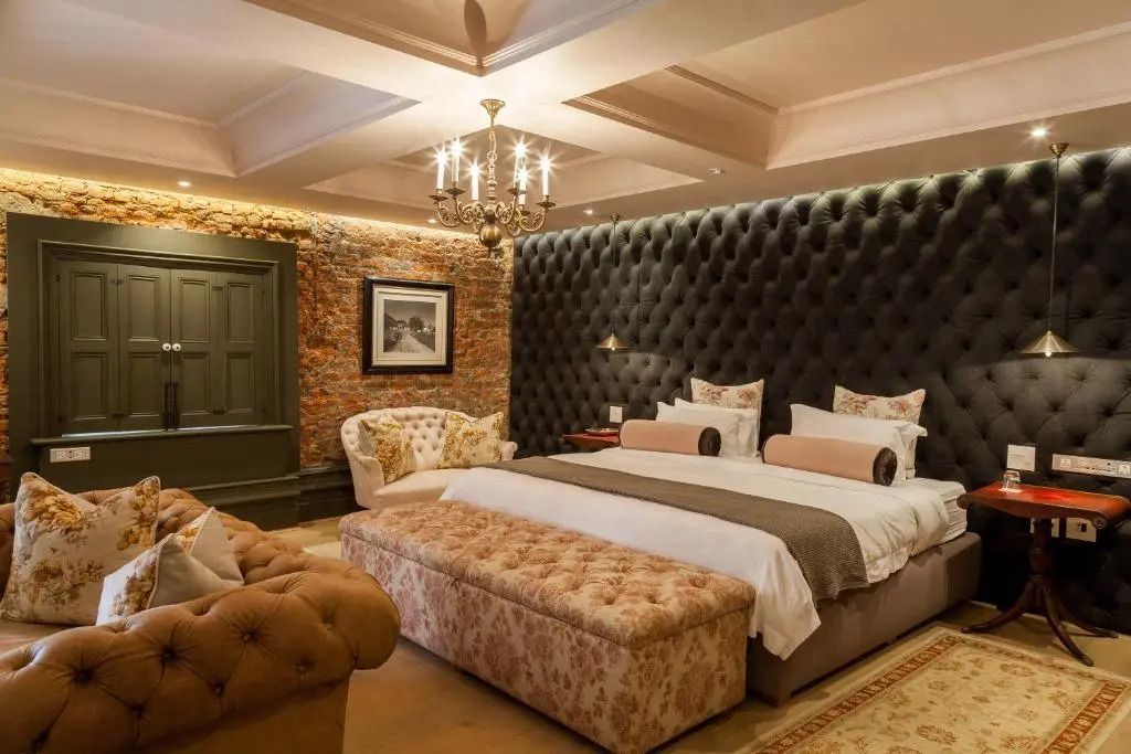 Exquisites Schlafzimmer mit luxuriösen Möbeln und warmem Licht