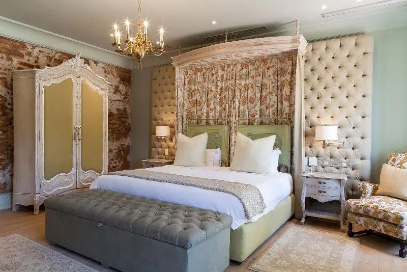 Elegantes Hotelzimmer mit Doppelbett und Kronleuchter im klassischen Stil