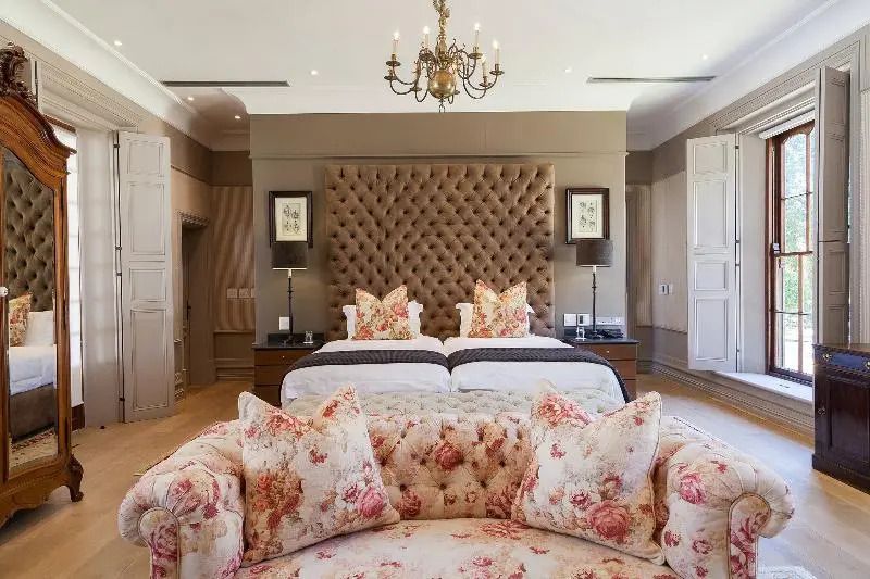 Geräumiges Schlafzimmer mit rosenmuster Sofa und luxuriösem Ambiente