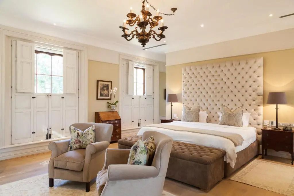 Elegantes Schlafzimmer mit Kronleuchter und luxuriöser Dekoration