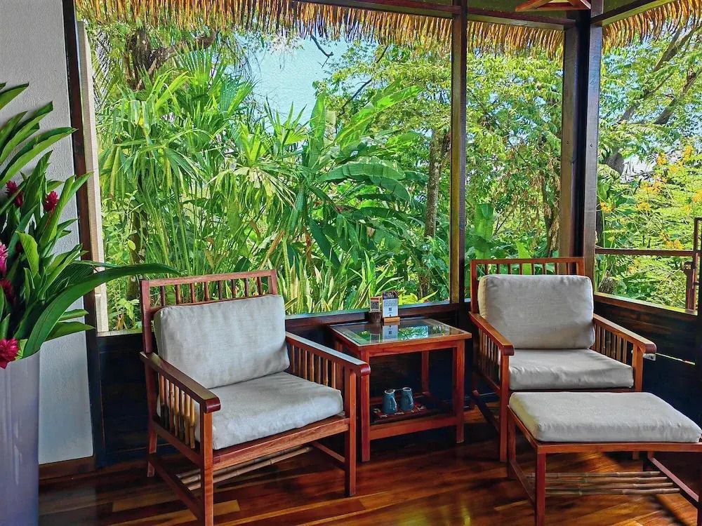 Gemütliche Sitzecke mit Blick ins Grüne in der Lapa Rios Lodge