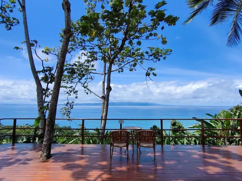 Geräumige Terrasse mit Meerblick und Stühlen für Erholung
