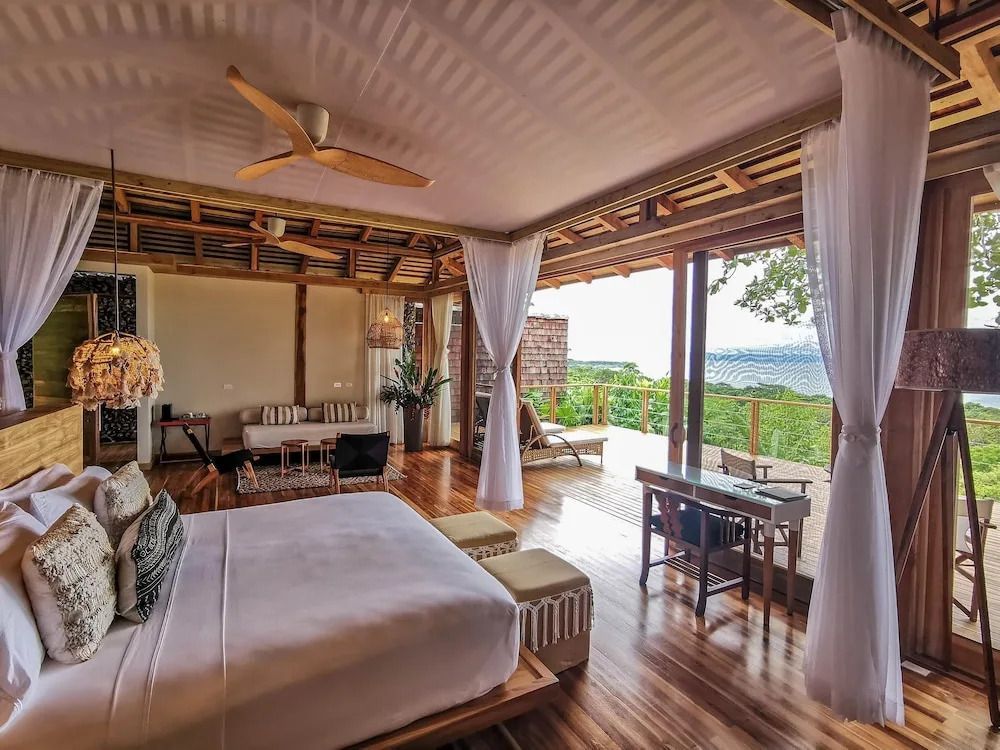 Geräumige Villa mit offenem Design, Holzelementen und Meerblick