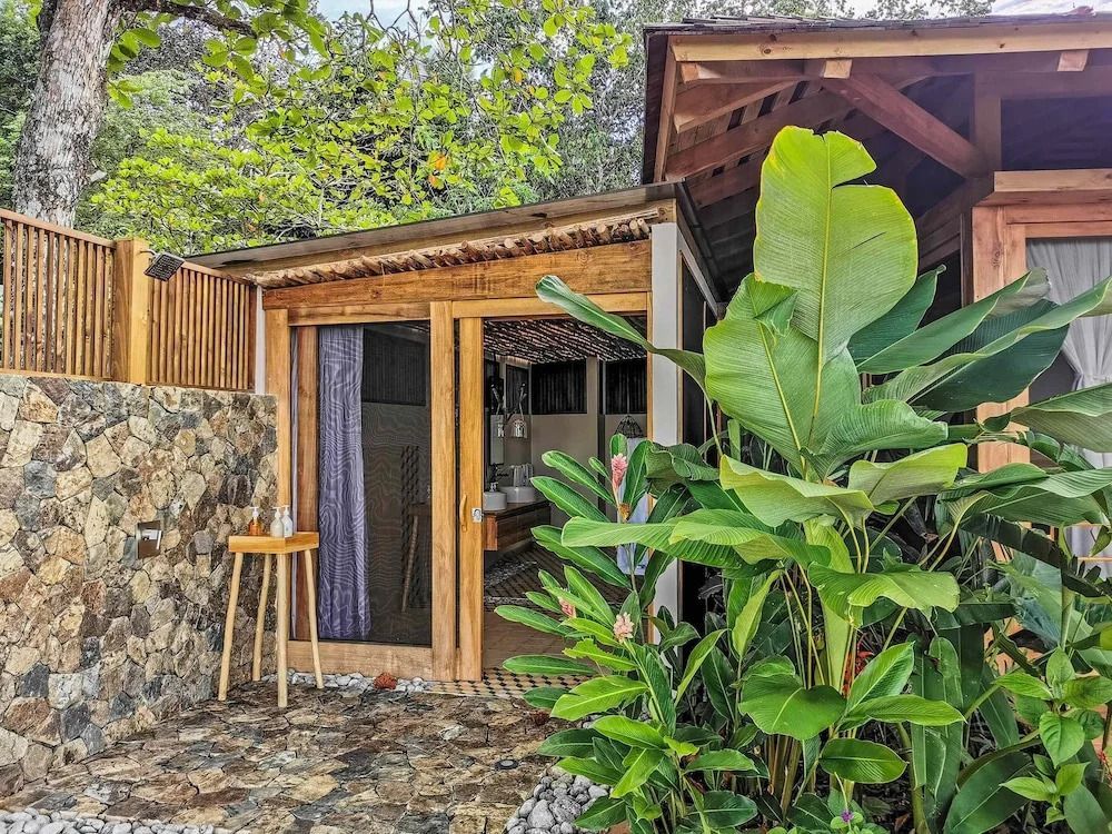 Eingang der Villa von tropischem Grün umgeben mit Blick ins Innere