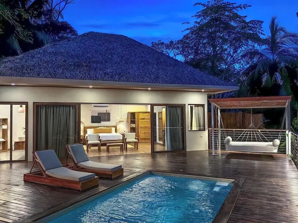 Abendlicher Blick auf Suite mit privatem Pool und ruhigem Ambiente.