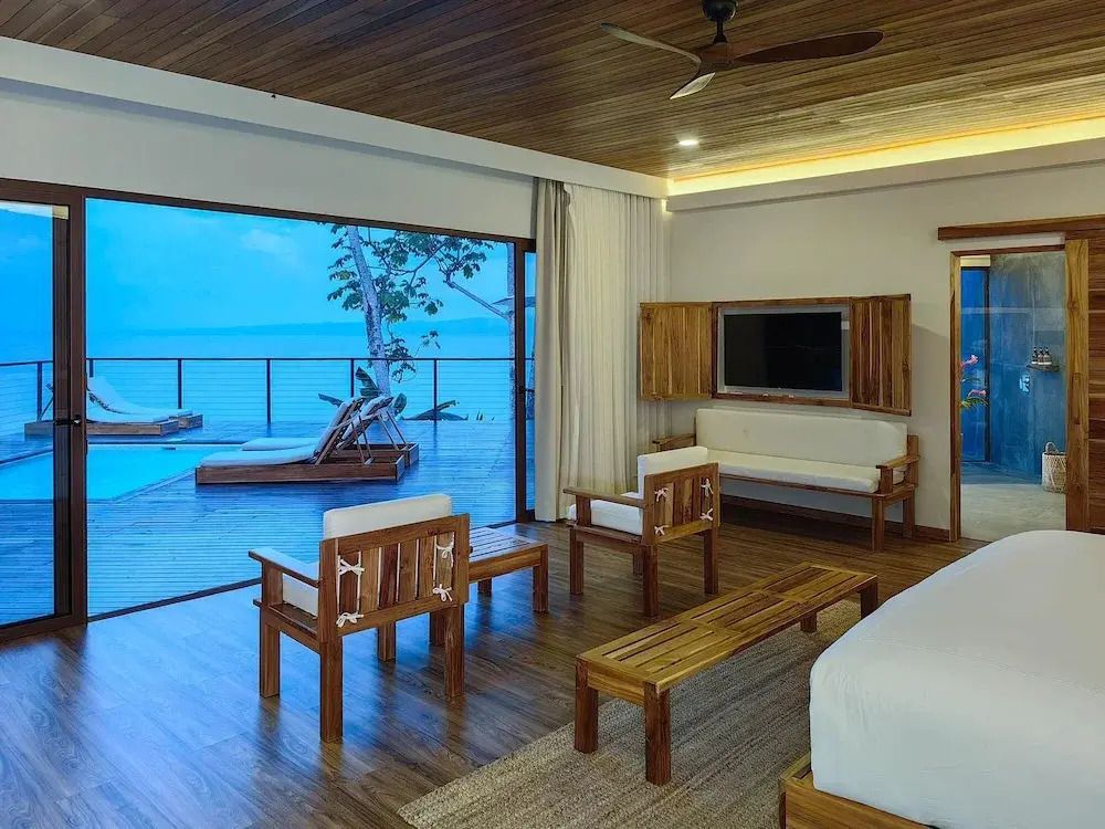 Moderne Suite mit Lounge und Blick aufs Meer von der Terrasse.