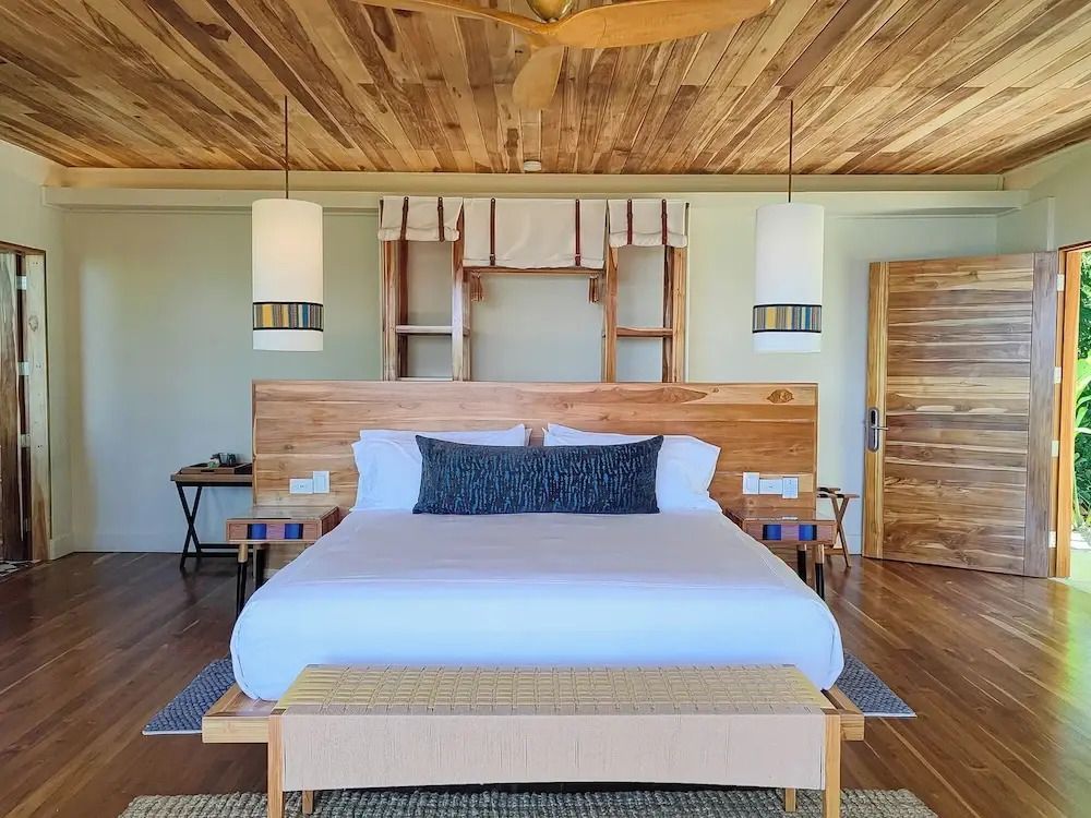 Gemütliches Schlafzimmer mit Holzinterieur und stilvollem Design.