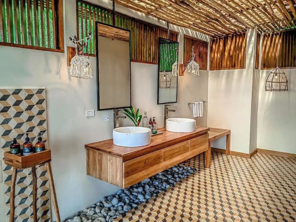Modernes Badezimmer mit Doppelwaschbecken und eleganten Holzdetails