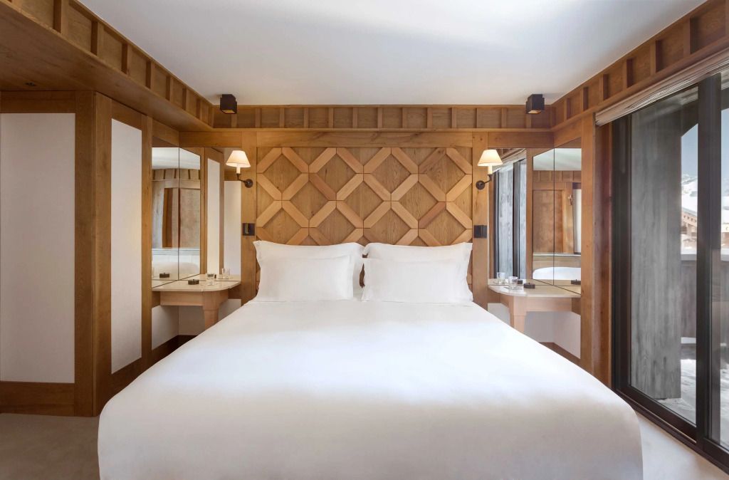 Gemütliches Economy Zimmer mit Holzwänden und eleganter Beleuchtung