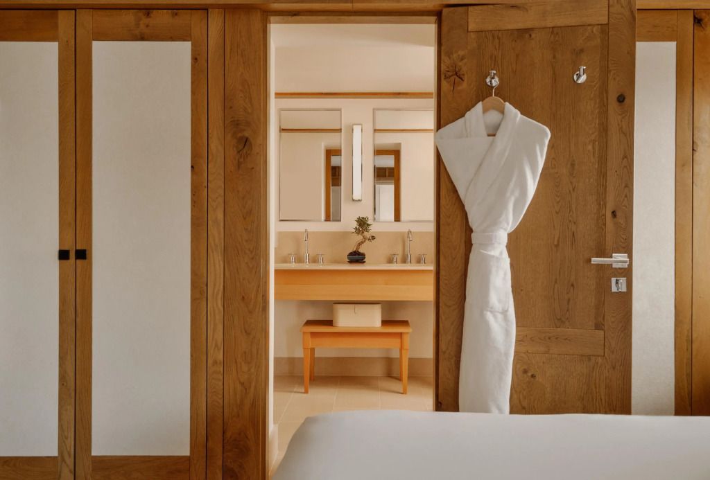 Modernes Badezimmer mit natürlichen Holzelementen und Bademantel