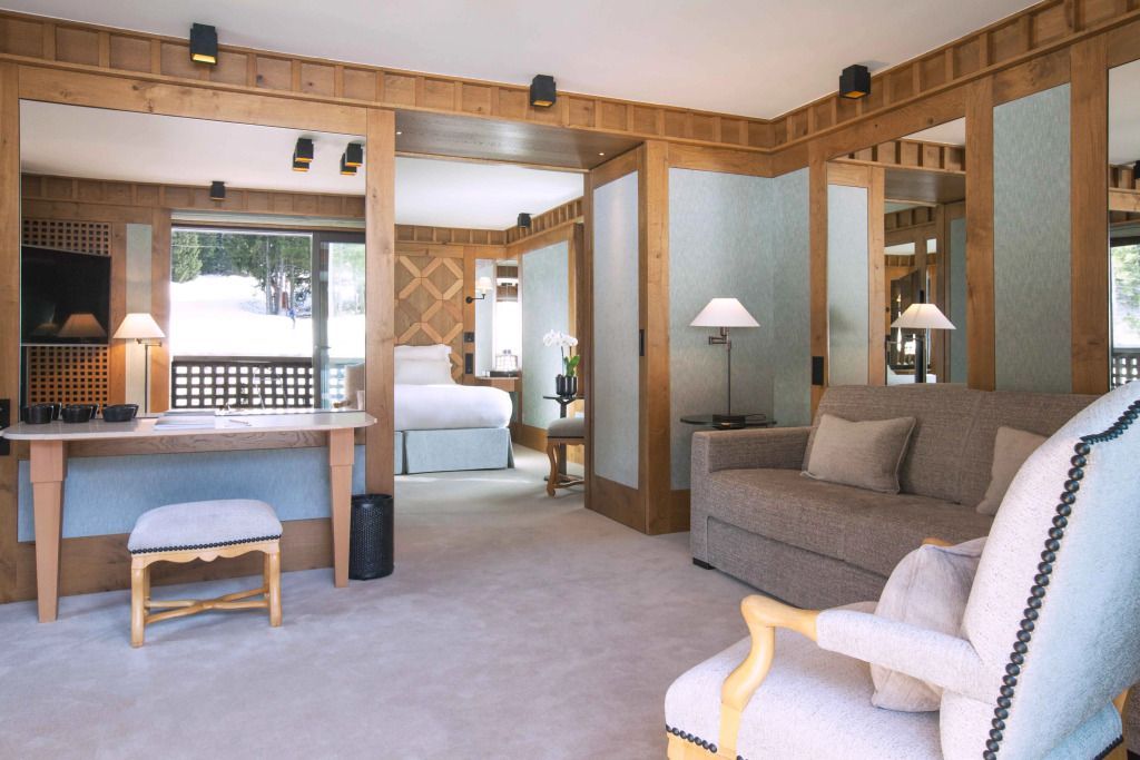 Geräumiges Zimmer mit Wohnbereich und Schlafbereich im Aman Le Mélézin