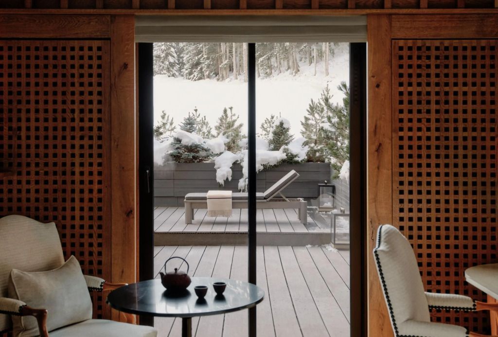 Terrasse mit Blick auf schneebedeckte Landschaft im Aman Le Mélézin