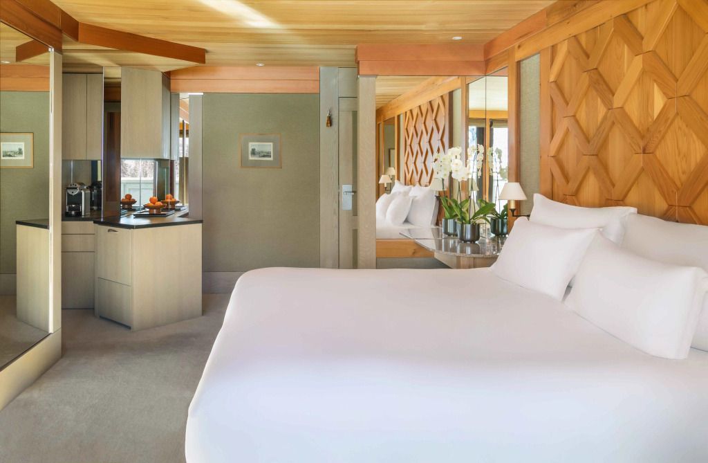 Helles Schlafzimmer mit großem Bett und moderner Dekoration in einer Suite
