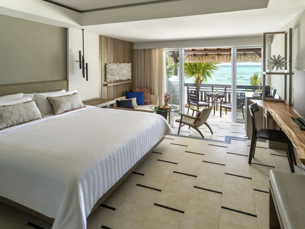 Helles Doppelzimmer mit Meerblick und privatem Balkon sowie modernem Dekor