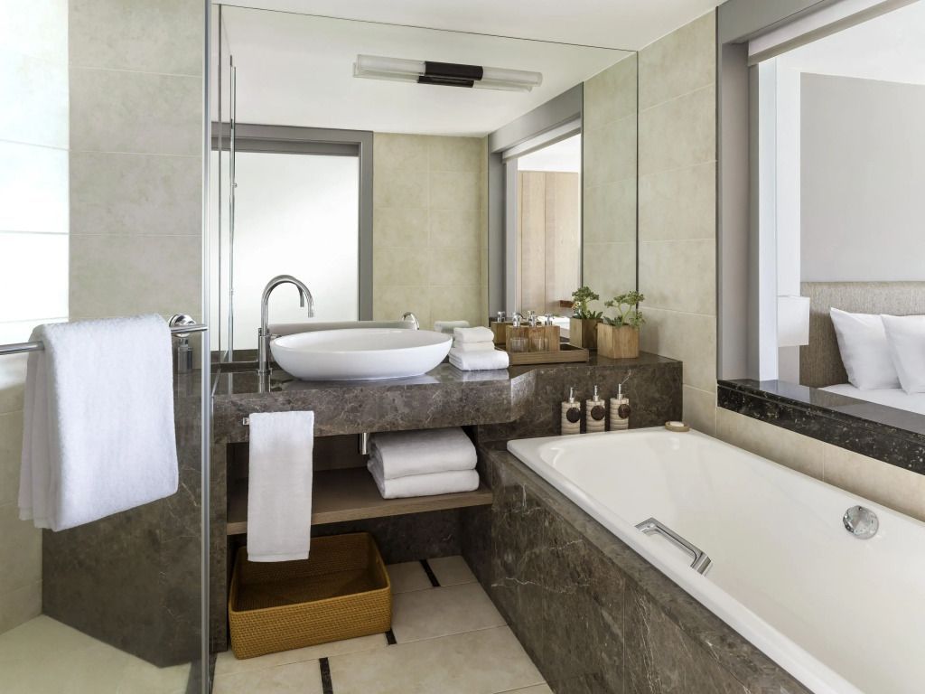 Modernes Badezimmer mit großer Badewanne und stilvollem Waschtisch