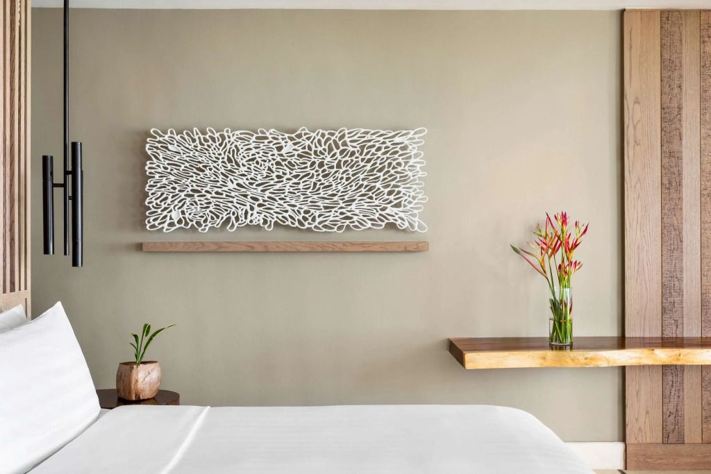 Moderne Wandkunst und Pflanzen in der Coral Suite des Hotels