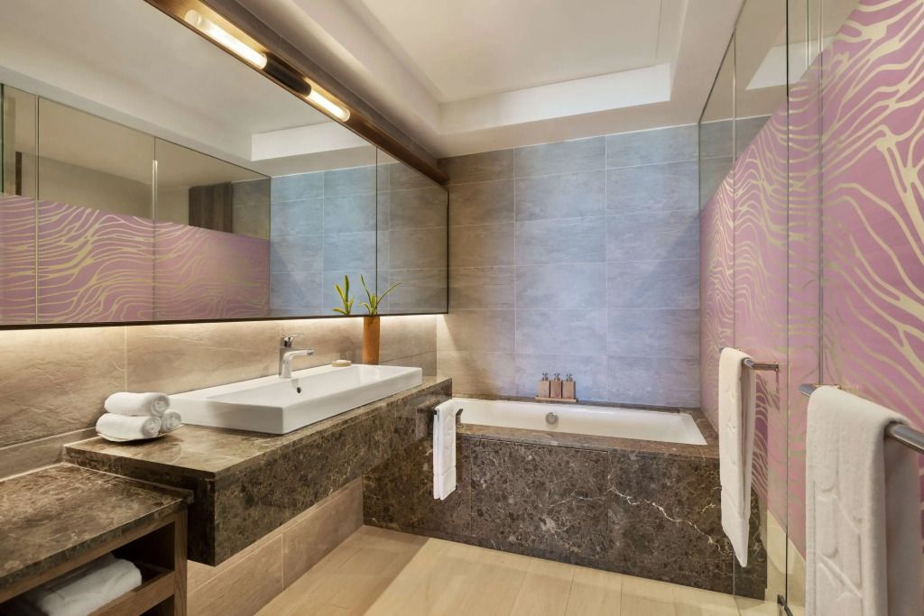 Modernes Design-Badezimmer mit Badewanne in der Coral Suite