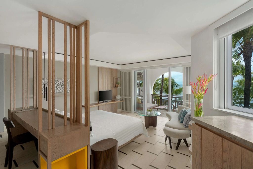 Moderner Raum mit Doppelbett und Meerblick Balkon