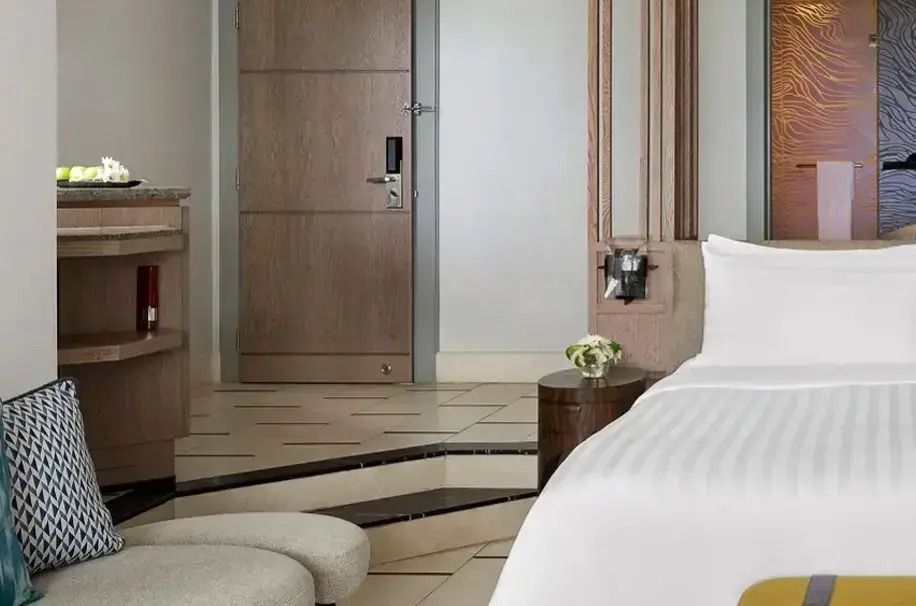 Eingangsbereich der Suite mit Holztür und stilvollen Einrichtungsdetails.