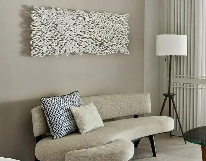 Elegantes Sofa mit modernen Kissen und dekorativer Wandkunst.