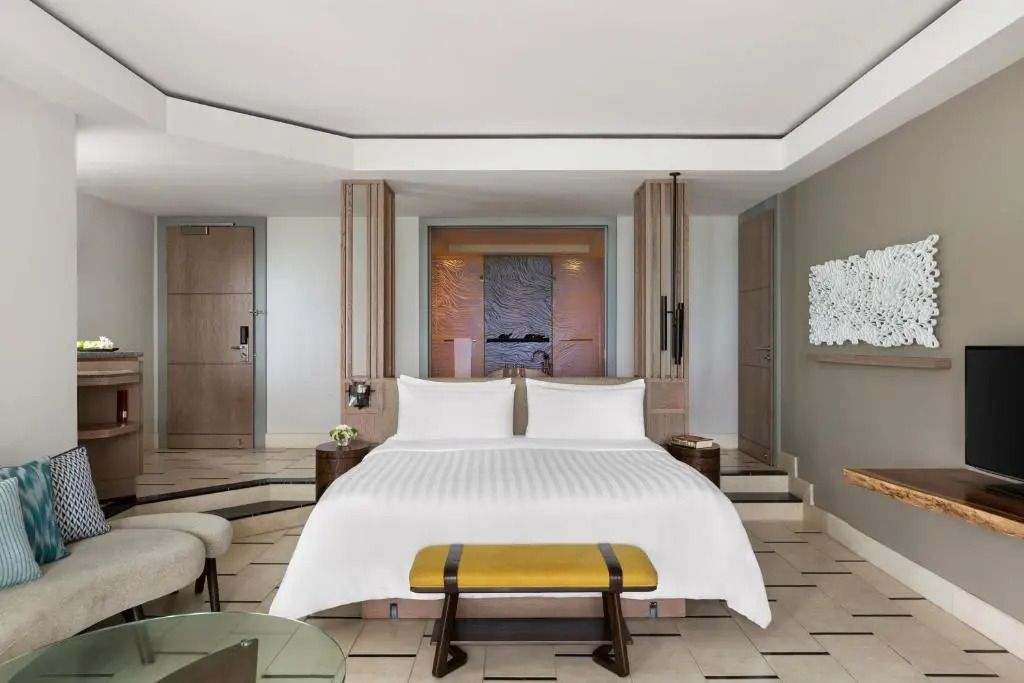 Moderne Suite mit großem Bett und eleganten Details