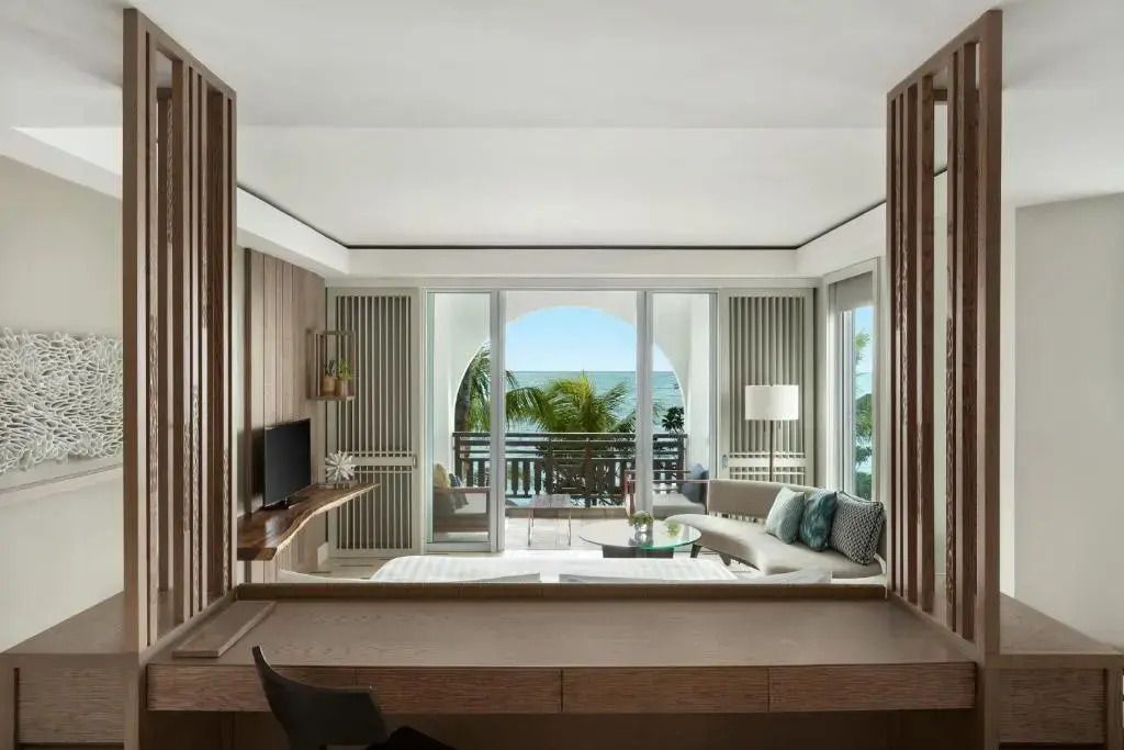 Suite mit offenem Blick auf Palmen und das Meer