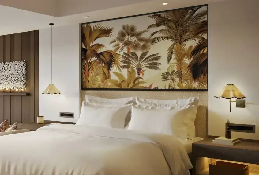 Doppelbett mit elegantem tropischen Kunstwerk im Hintergrund und gedämpfter Beleuchtung