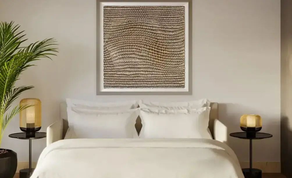 Doppelbett mit abstraktem Wandbild über dem Kopfteil und neutralem Farbschema