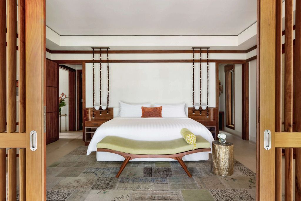 Helles Schlafzimmer mit Kingsize-Bett und edlem Interieur in der Shangri-La Beach Villa