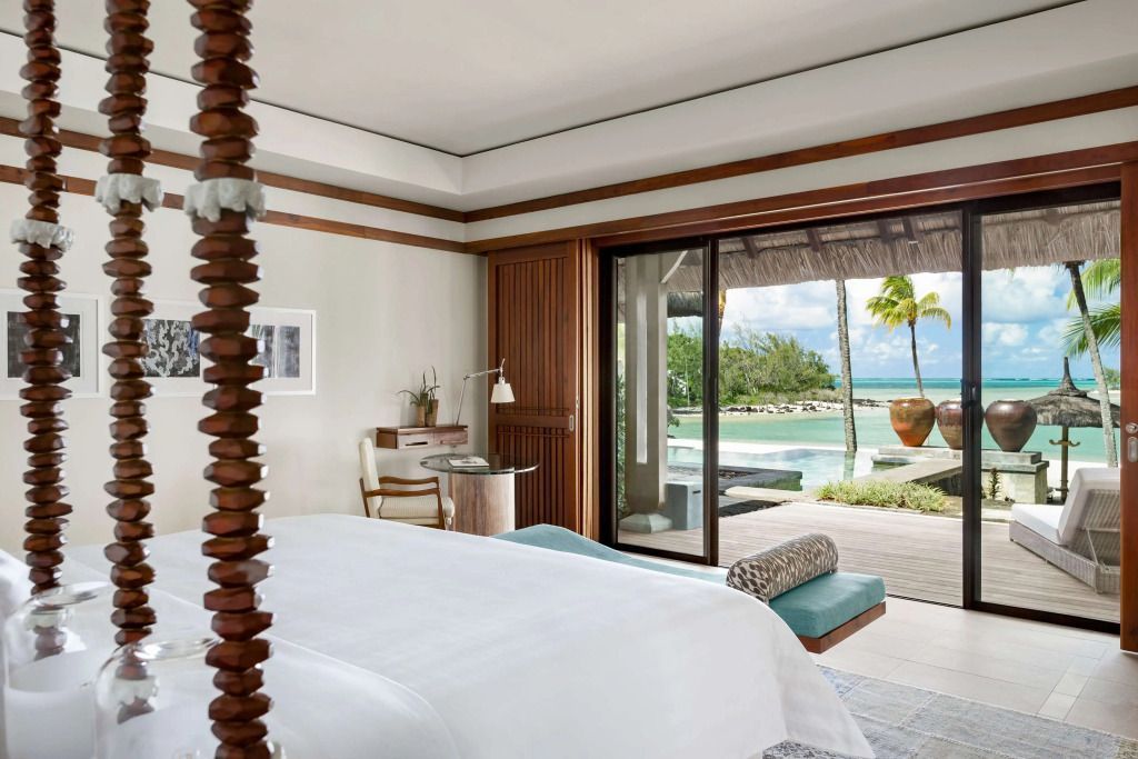 Schlafzimmer mit Meerblick und privater Terrasse in der Shangri-La Beach Villa