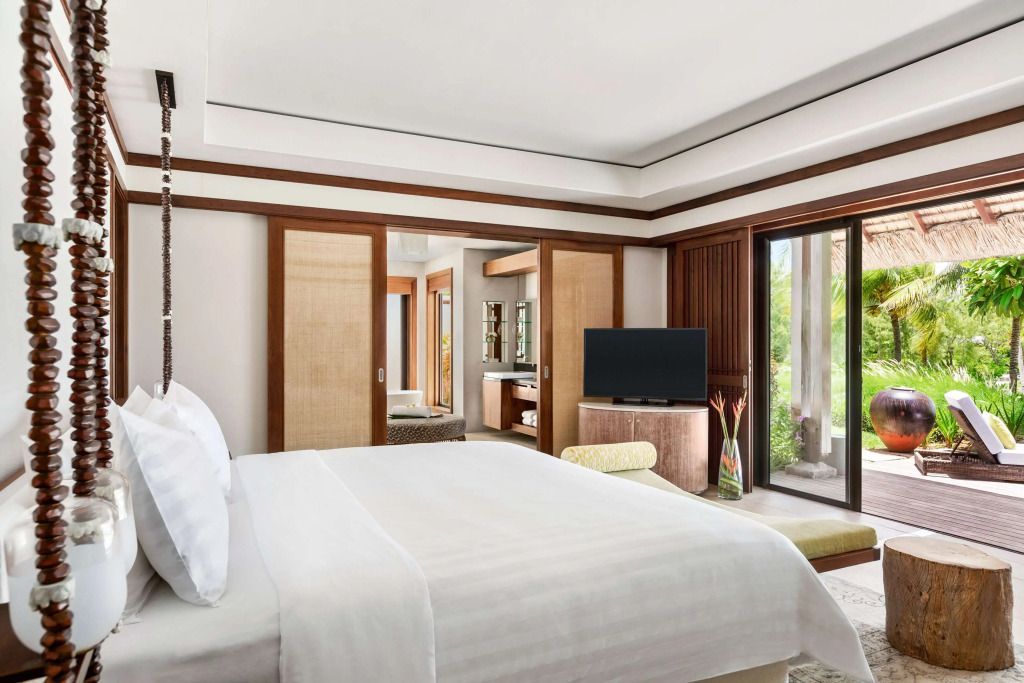 Modernes Schlafzimmer mit Fernseher und stilvoller Einrichtung in der Shangri-La Beach Villa