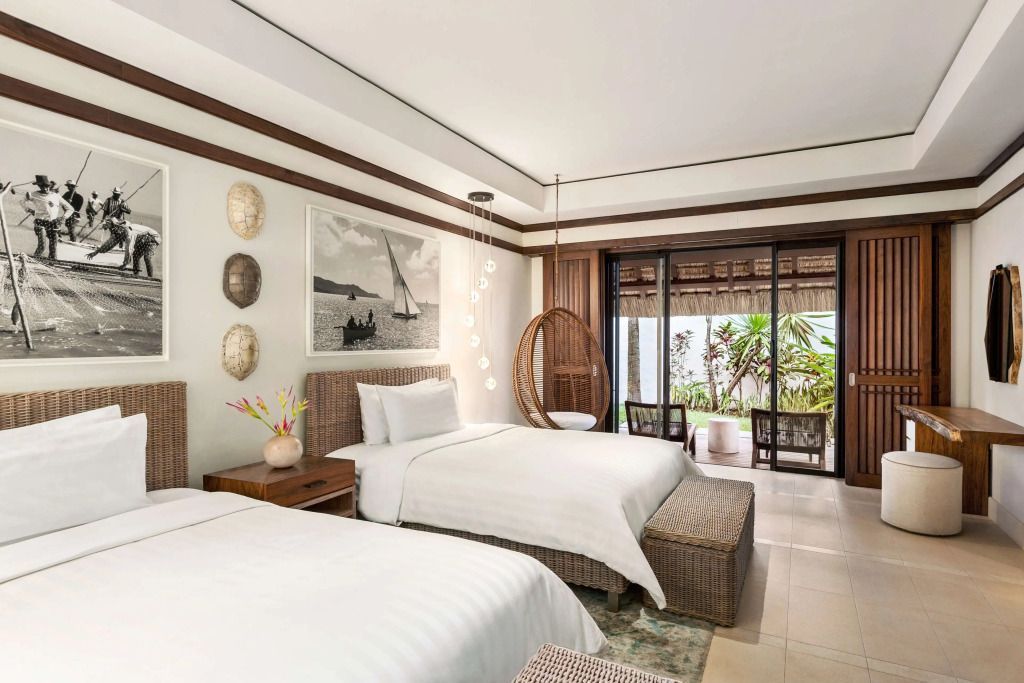 Zweibettzimmer mit Hängesessel und Blick auf den tropischen Garten in der Shangri-La Beach Villa