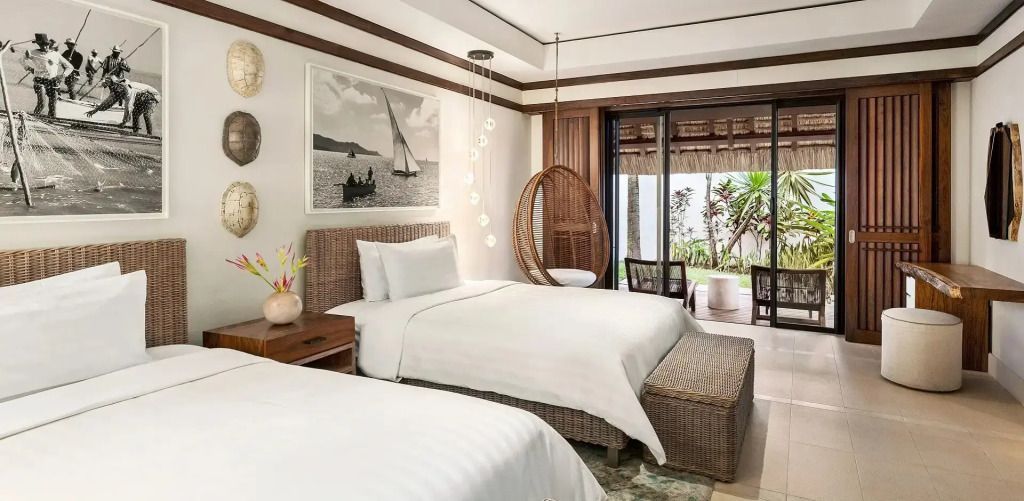 Gemütliches Zweibettzimmer mit Hängesessel und tropischer Atmosphäre in der Shangri-La Beach Villa