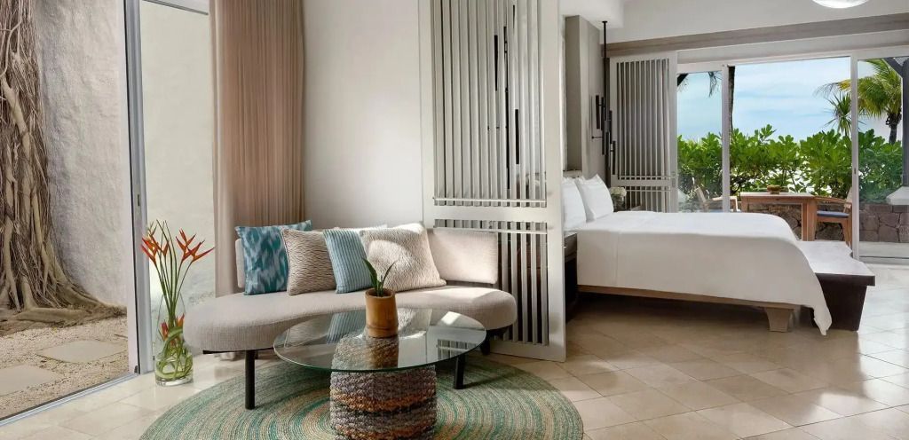 Modernes Wohnzimmer mit gemütlicher Sitzecke und dekorativem Tisch in einer Suite
