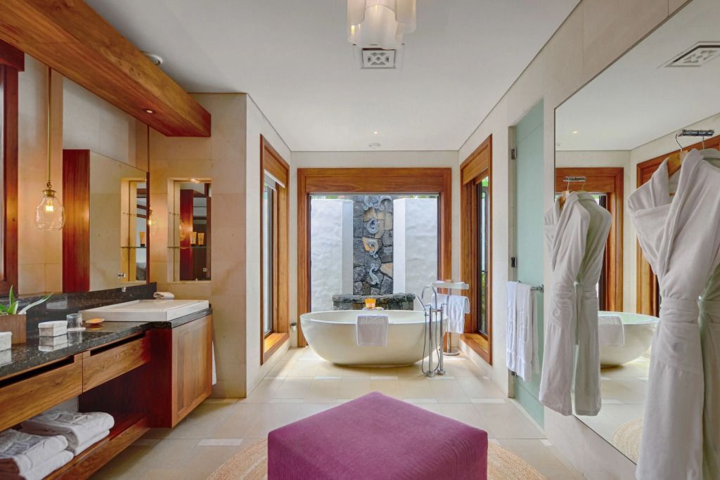Elegantes Badezimmer mit freistehender Badewanne und natürlichem Licht