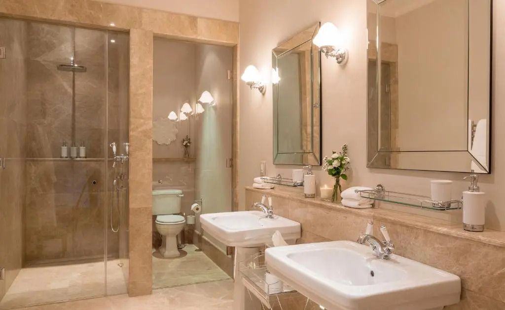 Modernes Badezimmer mit Doppelwaschbecken und Glas-Duschkabine.