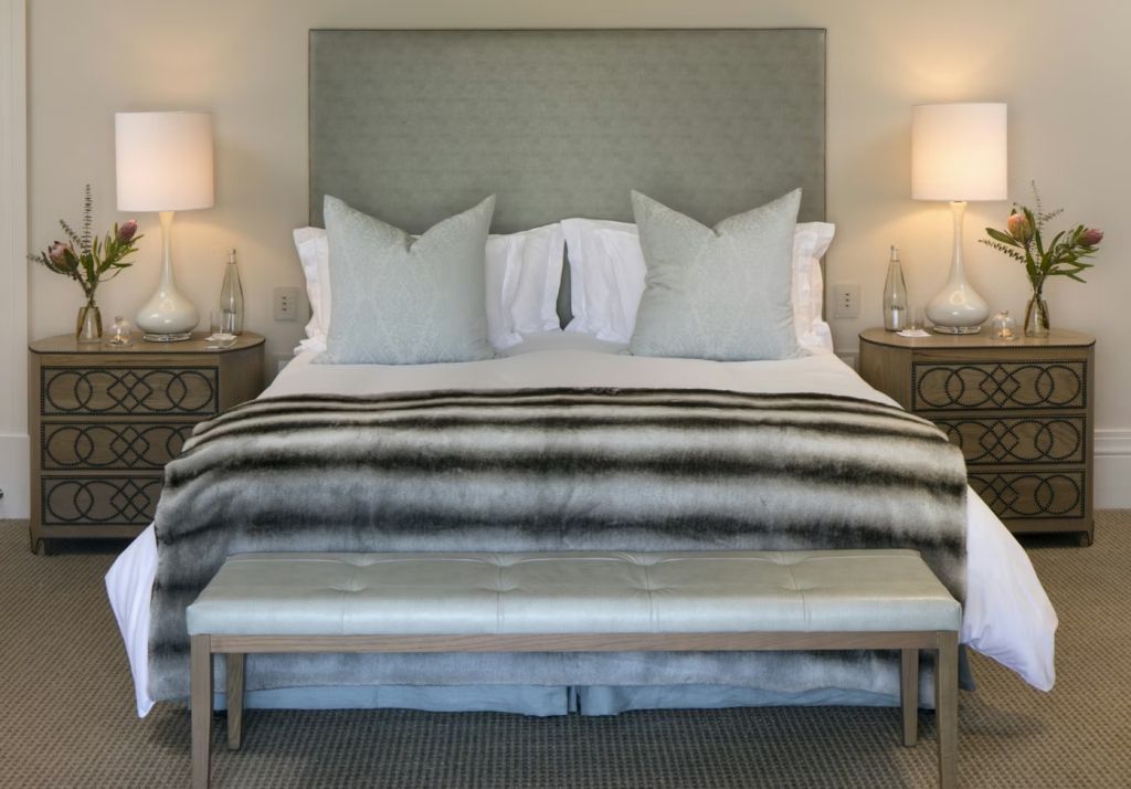 Elegantes Doppelbett im modernen Hotelzimmer mit stilvoller Beleuchtung